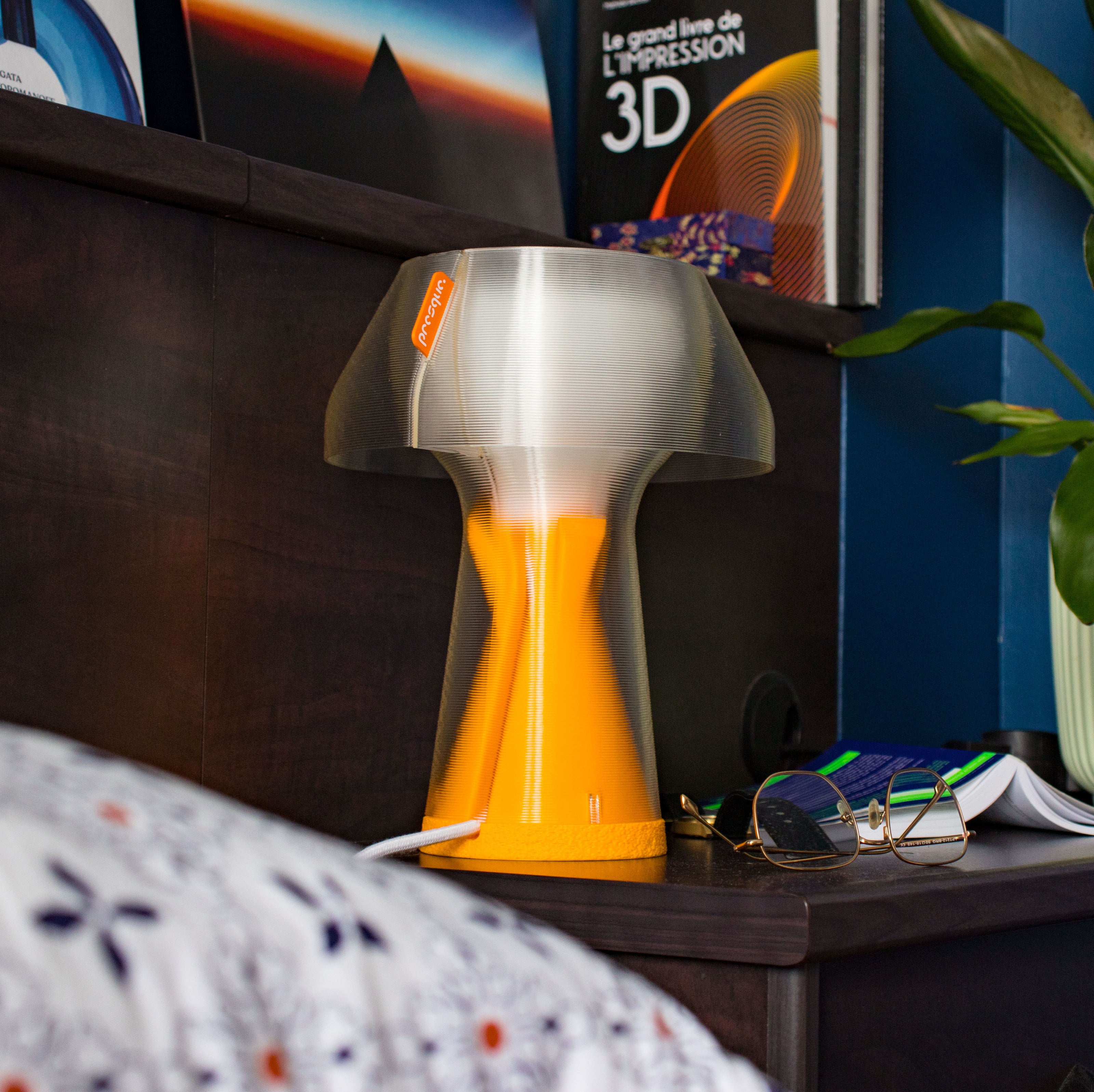 originale.gcode-lampe-jaune-posee-chambre